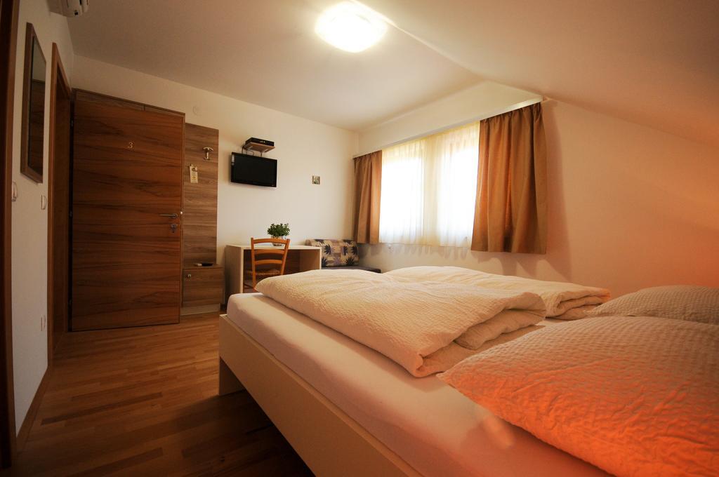 Rooms Jana Слуни Екстериор снимка